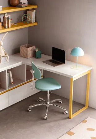 Scrivania ad angolo con libreria sotto top
