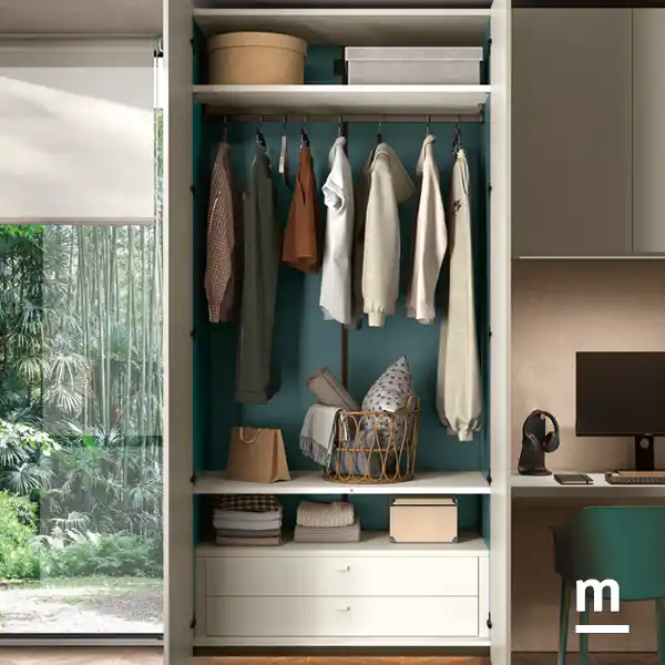 Interno armadio con schienale laccato