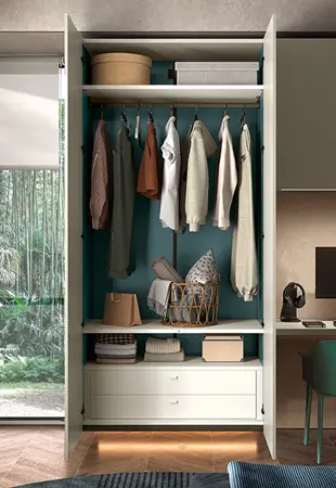 Interno armadio con schienale laccato