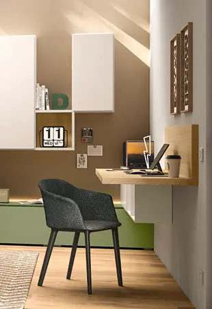Zona studio con sedia Mirò