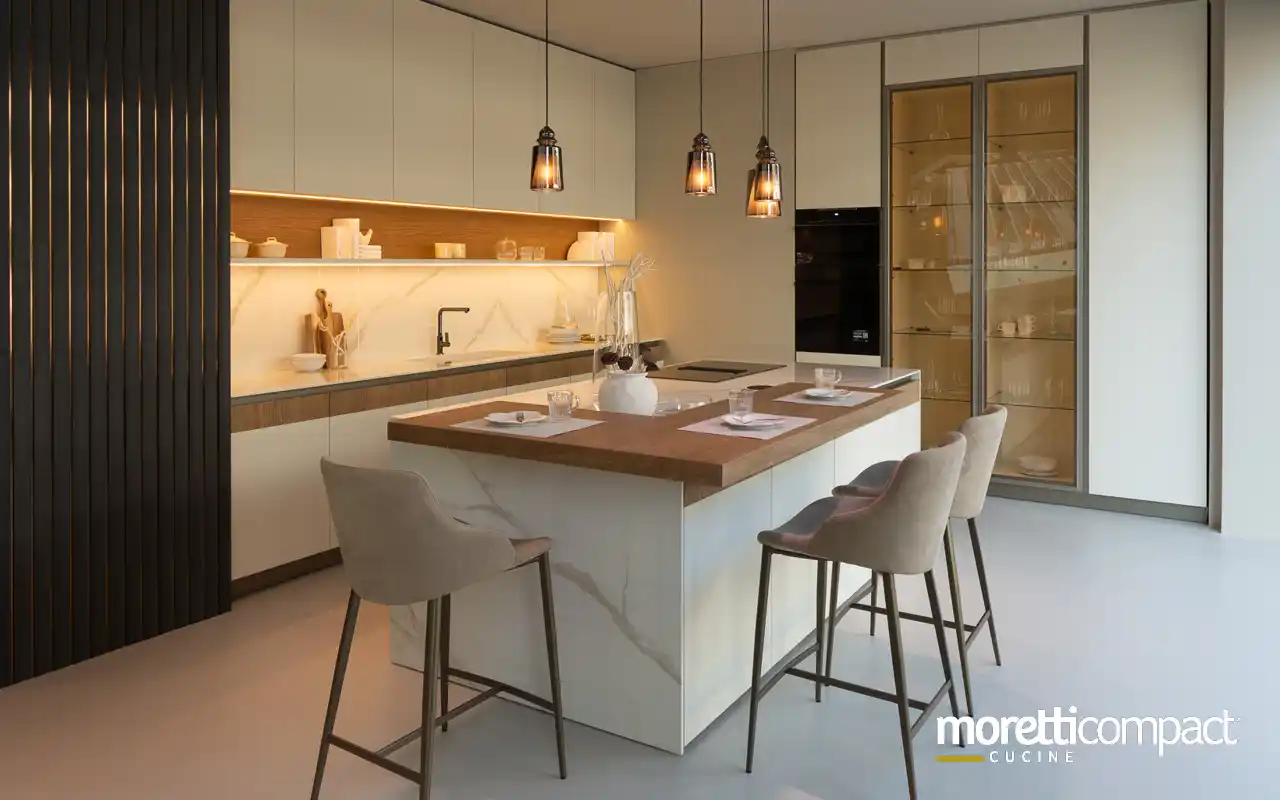 Cucina con isola e dispensa