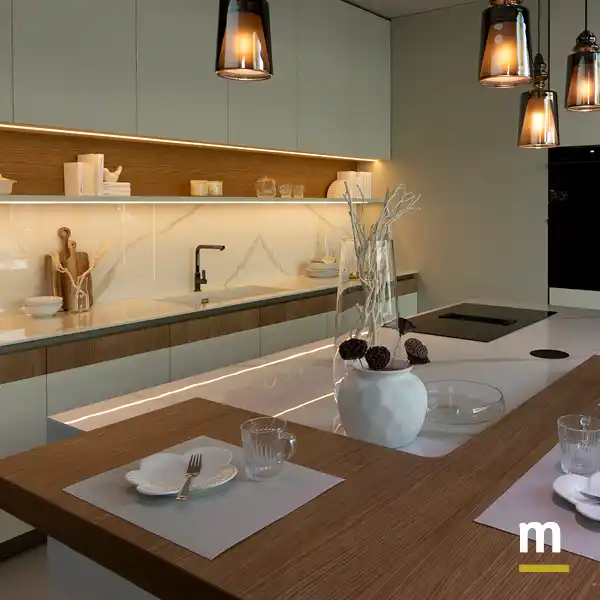 Cucina con doppia illuminazione a led