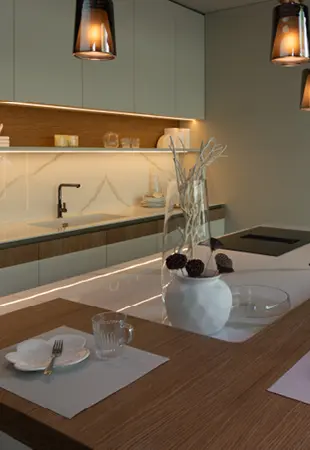 Cucina con doppia illuminazione a led