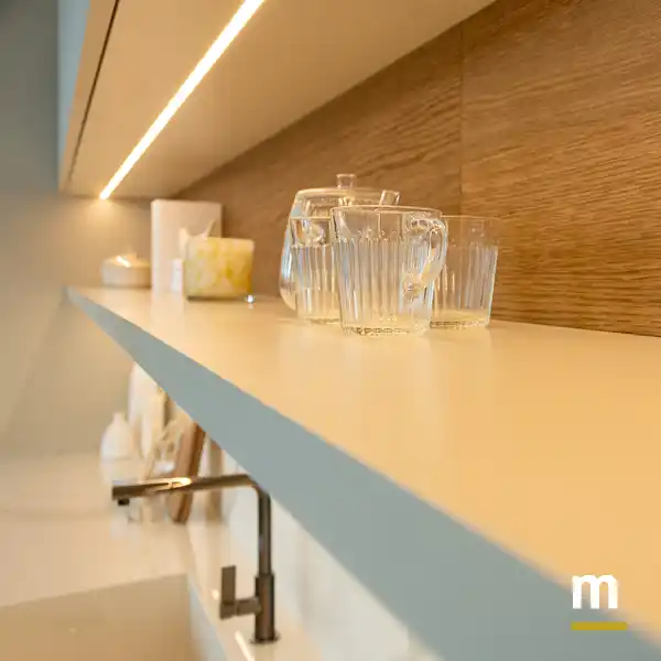 Mensola laccata con luce a led