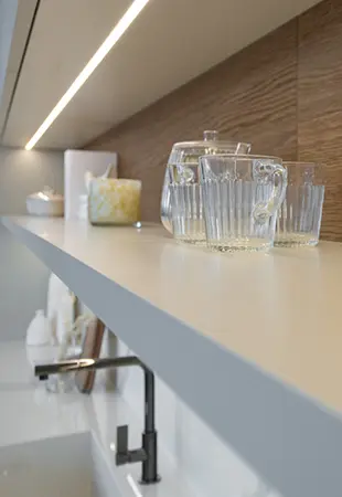 Mensola laccata con luce a led