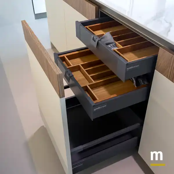 Cestone con cassetti interni