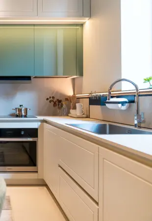 Pannella attrezzata con profilo accessoriabile e led