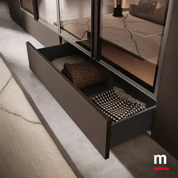 Cassetti esterni su armadio