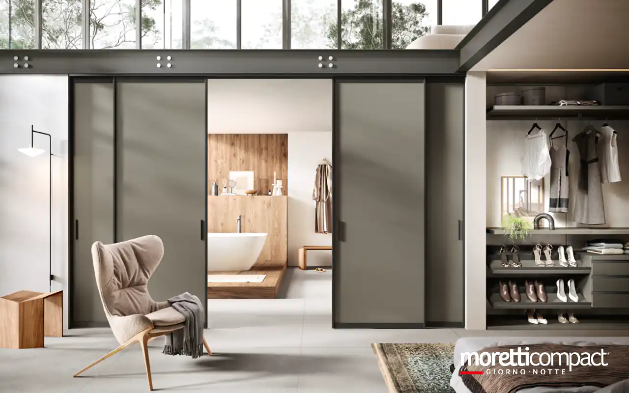 Portale ad ante scorrevoli laccate con binari a soffitto