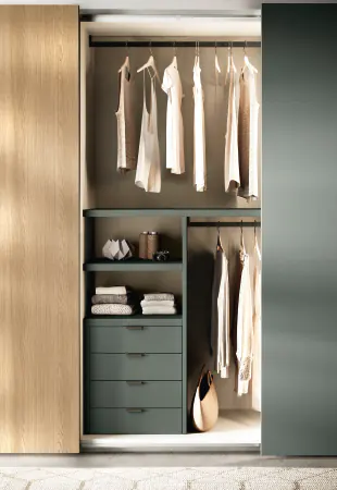 Interno armadio con elementi laccati