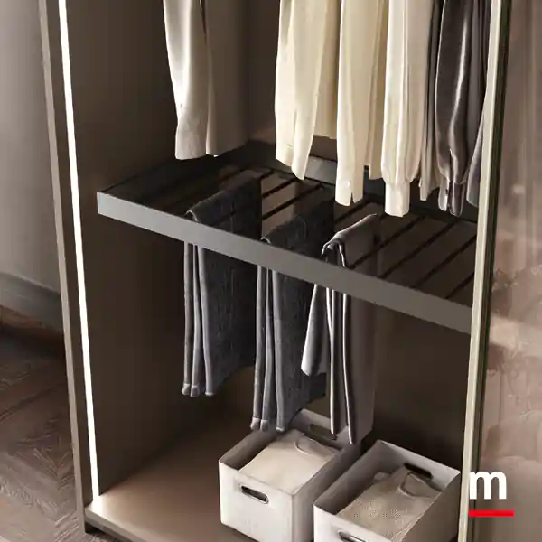 Interno armadio completamente laccato