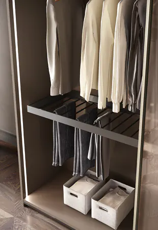 Interno armadio completamente laccato
