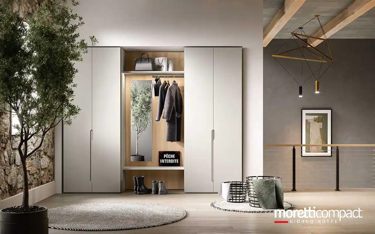 Armadio con ante battenti e modulo utility con mensole e specchio