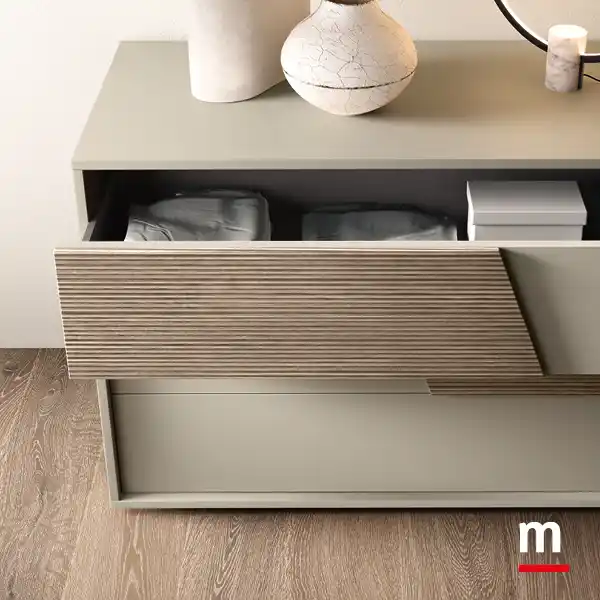 Comò Gemma con pannello rigatino applicato