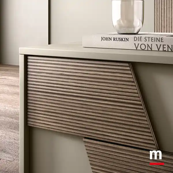 Comodino Gemma con pannello rigatino applicato