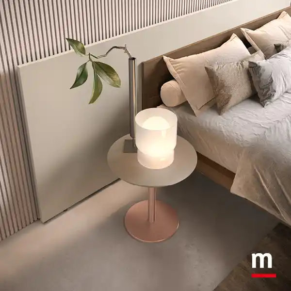 Tavolino laccato con basamento metallo